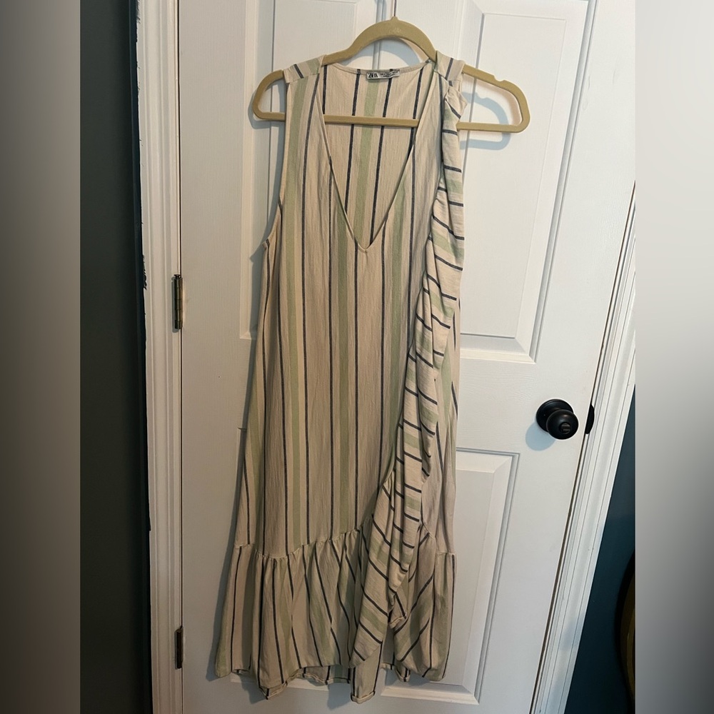 Zara maxi dress with ruffle bottom